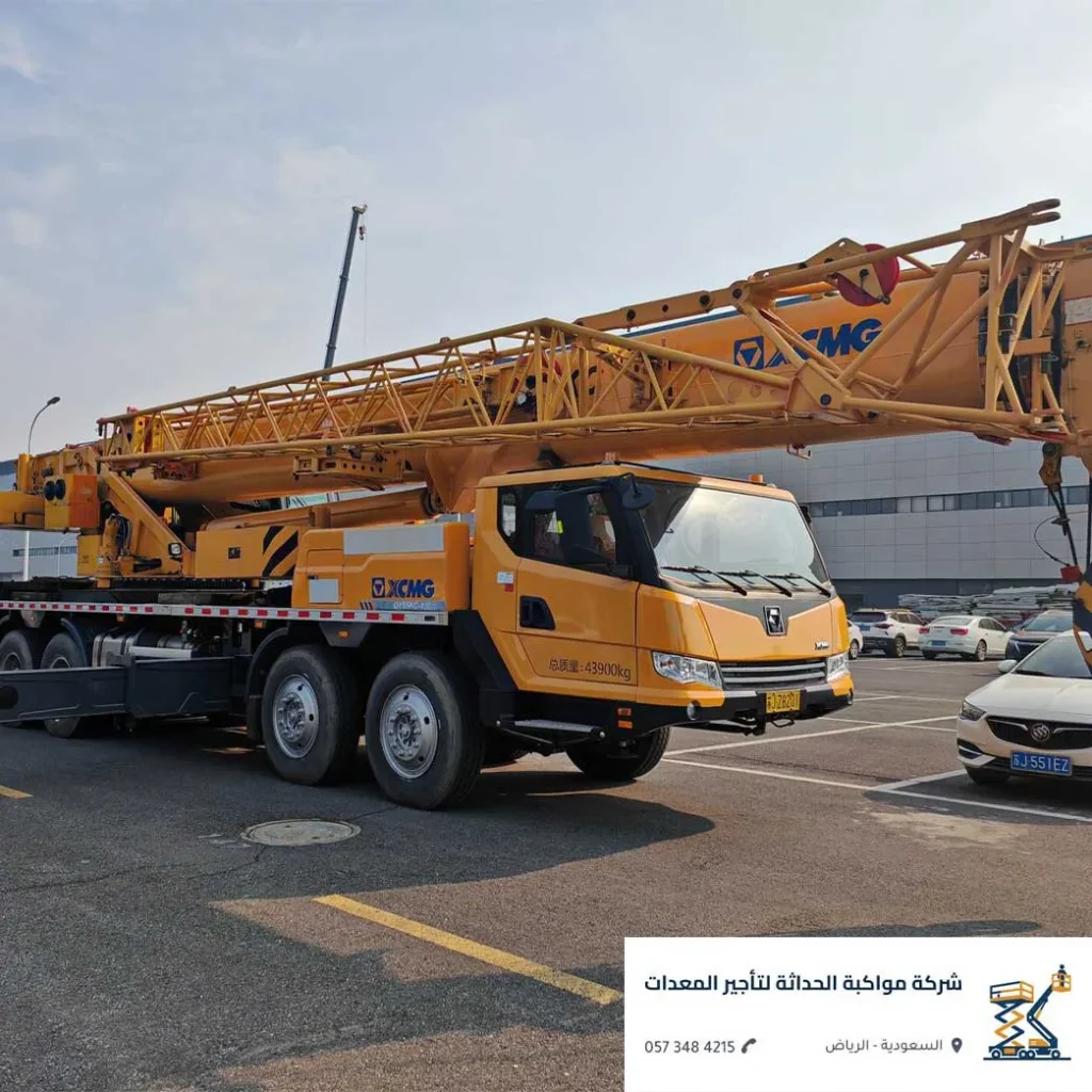 تشغيل كرينات الرياض في برج تجاري قيد الإنشاء